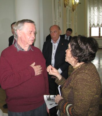 Валентин Распутин (слева)