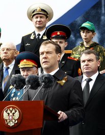Д.Медведев на военном параде 9 мая 2011 г.