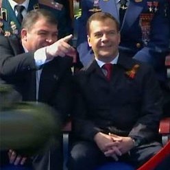 А.Сердюков и Д.Медведев на параде 9 мая 2011 г.