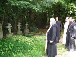 Владыка Лавр совершает панихиду на кладбище в Висбадене