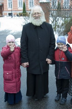 протоиерей Андрей Логвинов с детьми