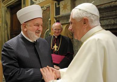 Бенедикт ХVI и верховный муфтий Боснии и Герцеговины Мустафа Церич на первом мусульманско-католическом форуме в Ватикане, ноябрь 2008 г. 