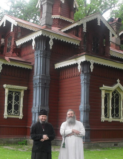Игумен Кирилл (Сахаров) с протоиереем Алексием Масюком у храма вмч.Пантелеимона в Удельной