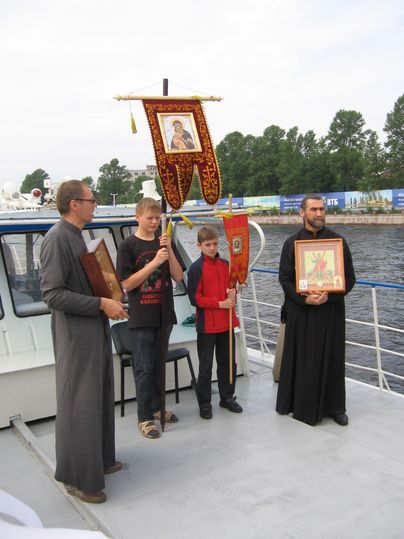 На теплоходе "Скрябин". Справа - диакон Сергий Учанейшвили.