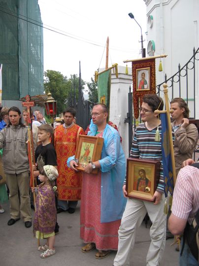 У храма Архангела Михаила в Ораниенбауме.