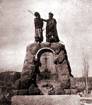 Памятник И.Искре и Л.Кочубею