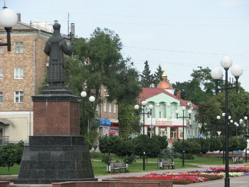 Памятник свт. Иоасафу смотрит на перекресток ул. Б. Хмельницкого и Троицкого бульвара, виден купол новой часовни