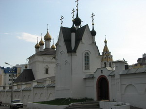 Надвратные главки Марфо-Мариинской обители и Успенско-Николаевский храм с колокольней (на заднем плане)