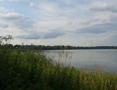 Короцкое озеро. На противоположном берегу - Валдайская психбольница, бывший Тихвинский монастырь
