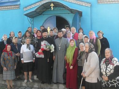 С настоятелем и прихожанами церкви во имя Всех Святых в Земле Российской просиявших г. Артемовска Луганской области