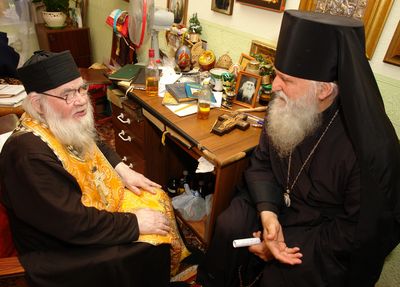 Архиепископ Женевский и Западноевропейский Михаил (Донсков) и архимандрит Адриан (слева)