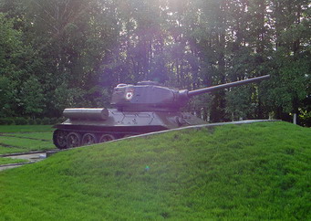 танк Т-34, стоящий в засаде