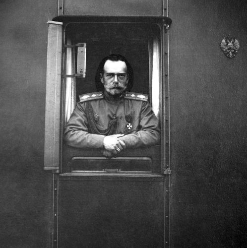 Император Николай II в вагоне поезда
