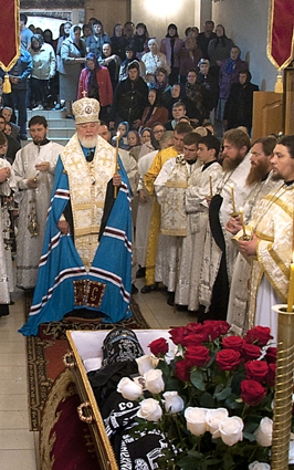 Высокопреосвященнейший Сергий, митрополит Самарский и Сызранский, совершает панихиду по новопреставленной иг. Анастасии