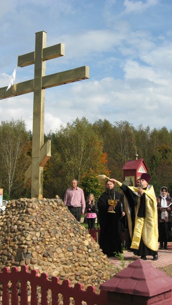 Благочинный о. Иоанн Монаршек совершает чин освящения креста