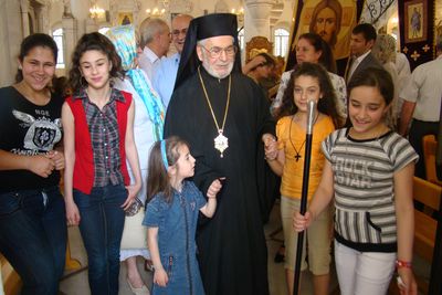 Патриарх Игнатий с сирийскими детьми
