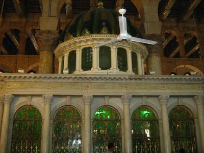  Увеличить 	Часовна Иоанна Предтечи в мечети Омейядов, где хранится глава Пророка