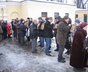 Крестоходцы прикладываются к иконам