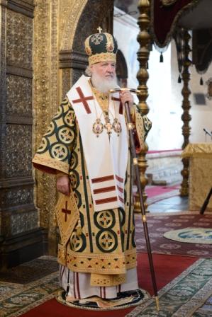 Патриарх Кирилл в облачении, выполненном по образцу облачения свт. Петра