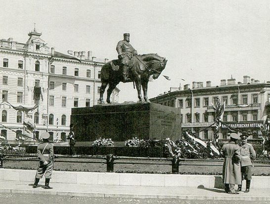 Памятник Императору Александру III на Знаменской площади
