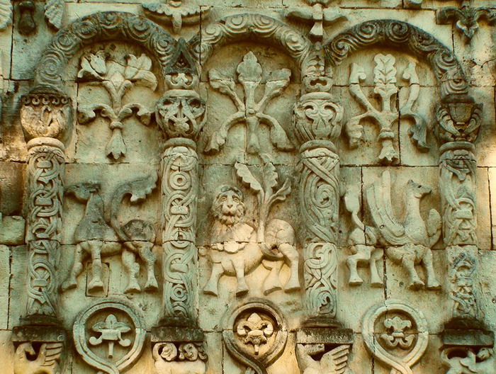 Рельефы на воротах Федоровского городка и фасаде Дмитриевского собора. Фото автора