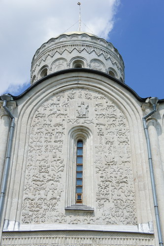 Рельефы на фасаде Дмитриевского собора. Фото автора