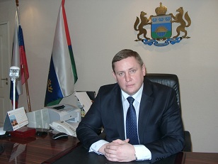 Андрей Зырянов в рабочем кабинете директора ДНК "Строитель"