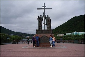 Члены Фонда у памятника апостолам Петру и Павлу в Петропавловске-Камчатском
