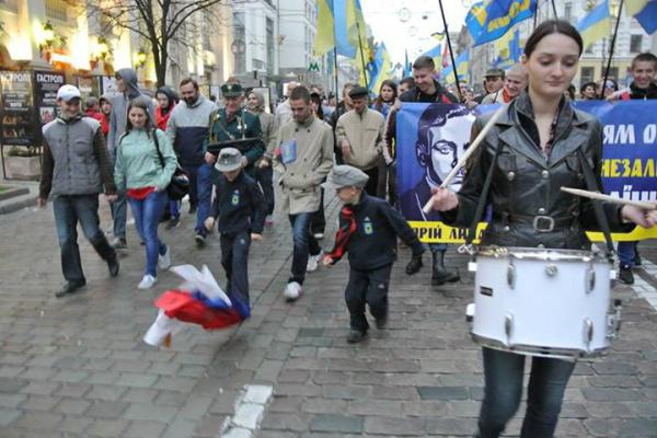 В Киеве разорвали российский флаг