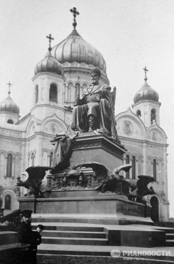 Памятник Императору Александру III у Храма Христа Спасителя