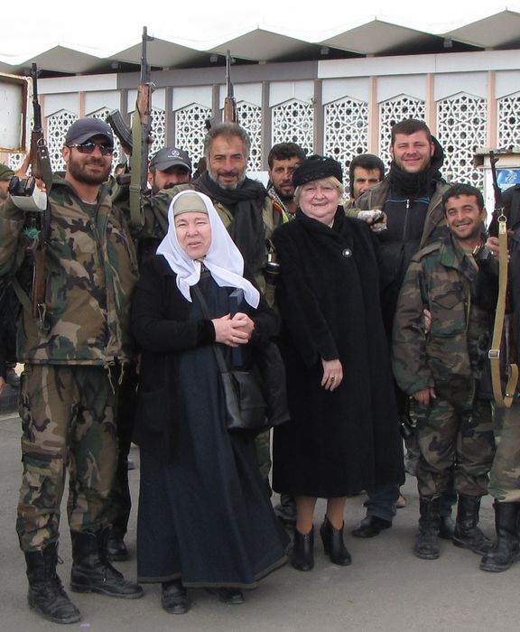  Ланцева В.А. и Куликова Т.И. с сирийскими ополченцами в аэропорту Дамаска 