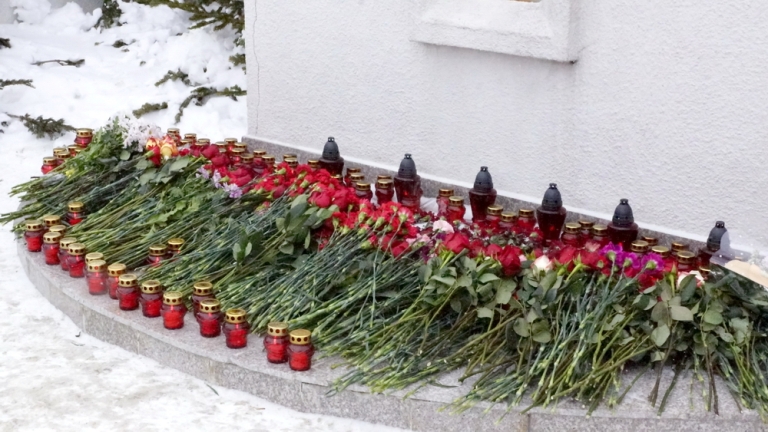 Церемония возложения цветов в память о невинно убиенных монахини Людмиле и рабе Божием Владимире