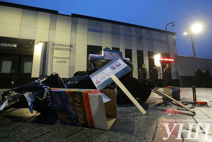 Киевские казаки продемонстрировали все :прелести: майдана у посольства США
