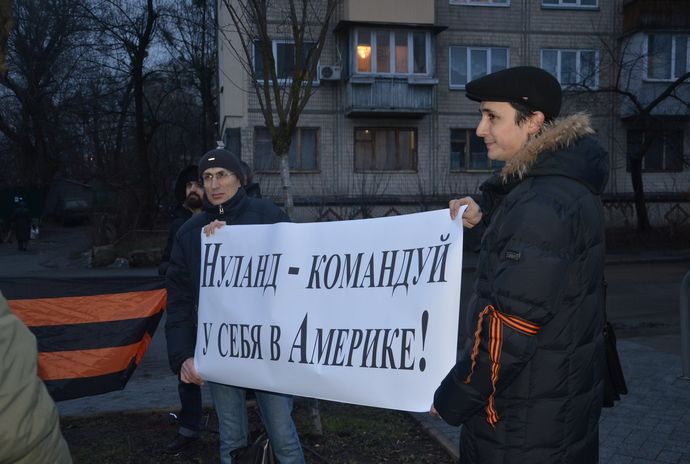 Киевские казаки продемонстрировали все :прелести: майдана у посольства США