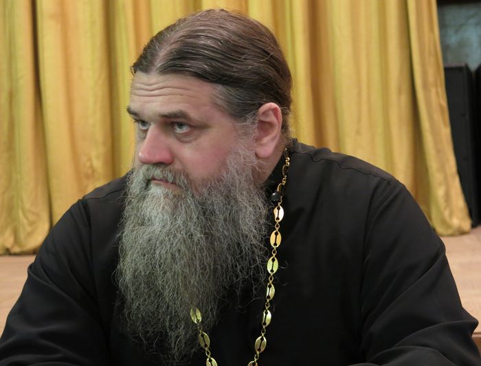 Ведущий встречи священник Александр Шумский