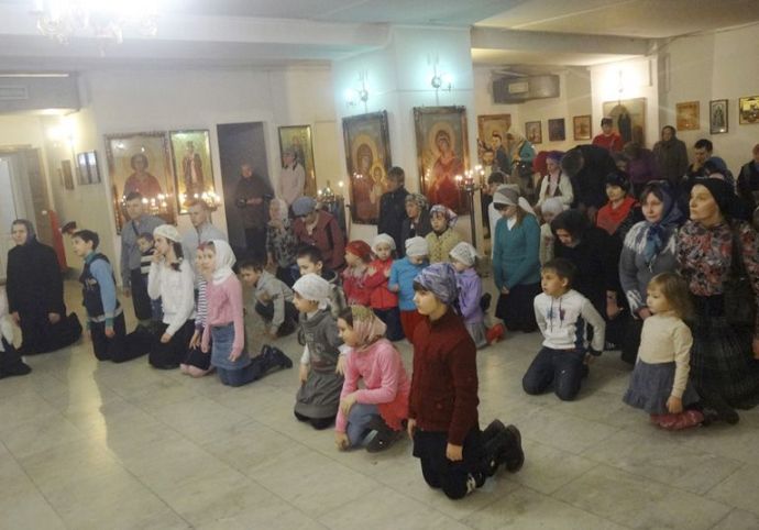 В Петропавловском соборе Новотроицка была отслужена Литургия для детей дошкольного и школьного возрастов