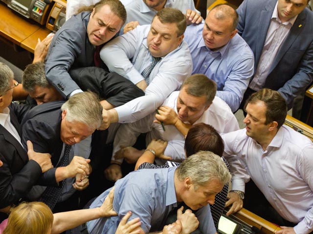 Изгнание лидера фракции КПУ Петра Симоненко из Верховной Рады
