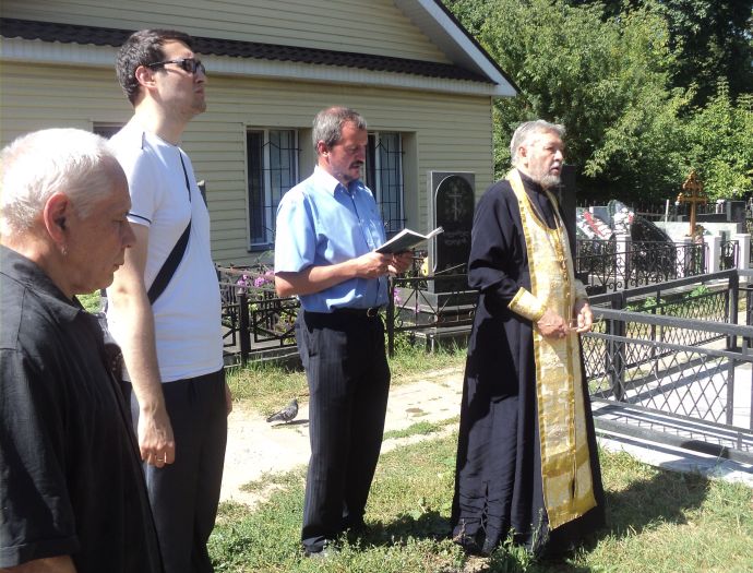 о.Олег Соколов служит панихиду по православному обряду