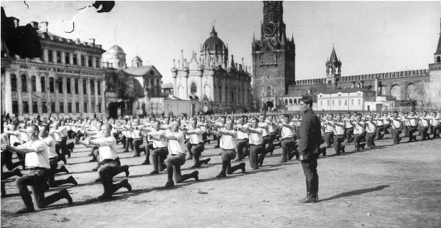 Занятия красноармейцев на плацу перед Вознесенским женским монастырем Кремля, 1925г.