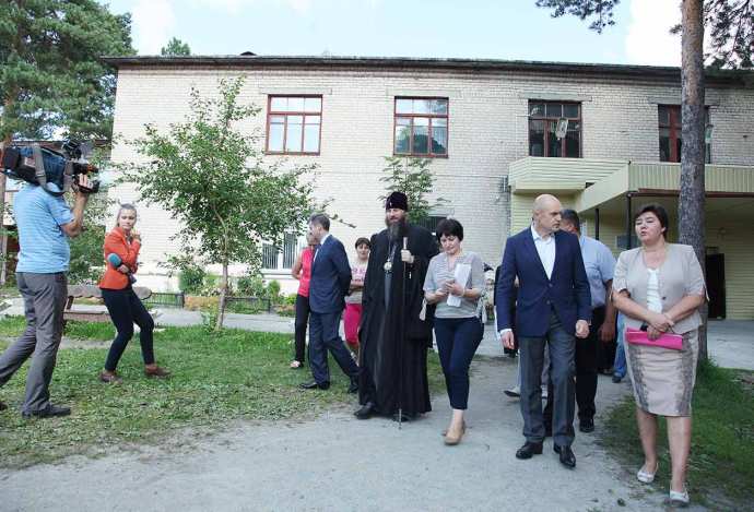 Митрополит Челябинский и Златоустовский Никодим посетил пункт временного размещения вынужденных переселенцев с Украины