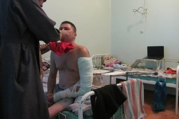 Протоиерей Олег Трофимов исповедовал и причастил раненных ополченцев Новороссии