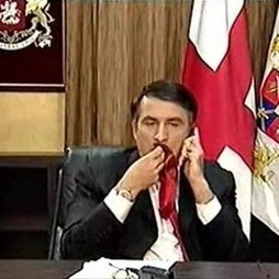 Саакашвили жует свой любимый галстук