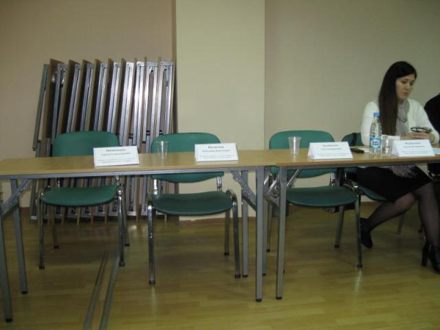 Пустующие места, предназначенные для кандидатов на должность детского омбудсмена СПб, отказавшихся участвовать в конференции