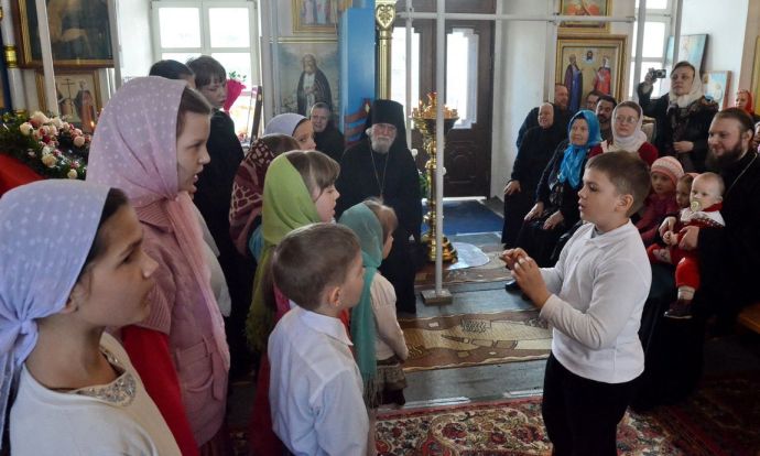 На детском празднике выступает хор Воскресной школы, Корсунская церковь