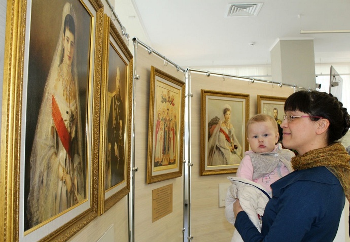 В Могилеве открылась выставка *Венценосная Семья*