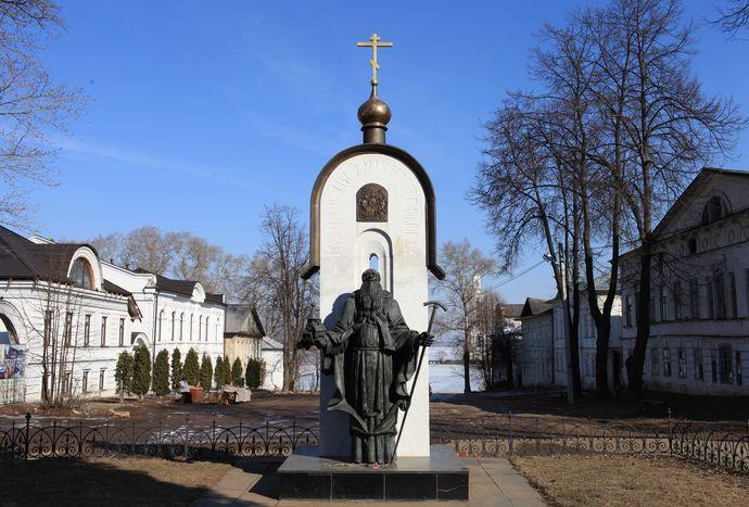 Памятник небесному покровителю города прп. Макарию Калязинскому
