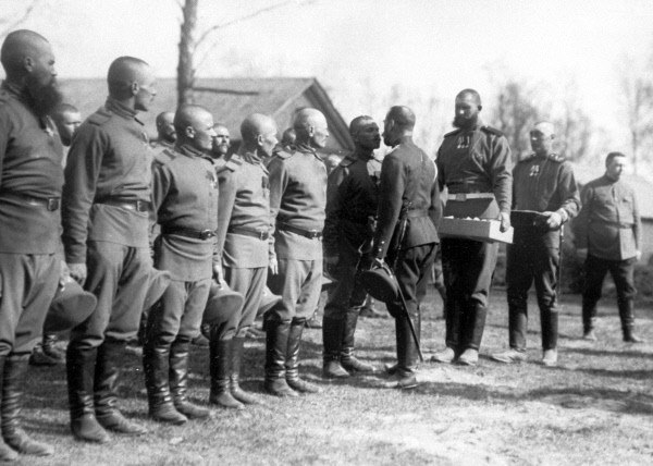 Император Николай II христосуется с солдатами