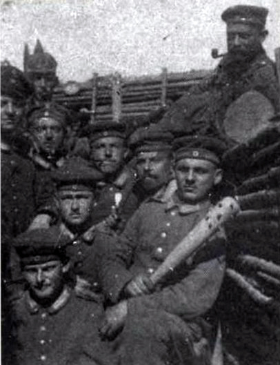 Немецкие солдаты с палицей