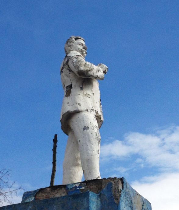 Памятник *командарму тяжёлой индустрии* в Казани