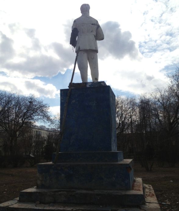 Памятник *командарму тяжёлой индустрии* в Казани